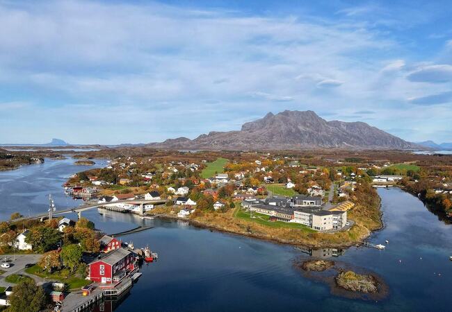 Brygga og Herøy sykehjem mot nord