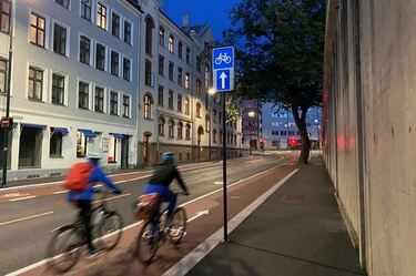 Envegsregulert sykkelveg med fortau er testet ut i Åkerbergveien i Oslo
