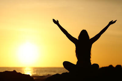 Kvinne solnedgang lotus armene opp glad, foto