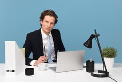 Det er skapt en virkelighetsfjern forståelse av ledelse, hvor lettvintheter, halvsannheter, selvfølgeligheter og reduksjonisme for lov til å sette premissene, skriver Tom Karp. Foto: Icons8 Team / Unsplash