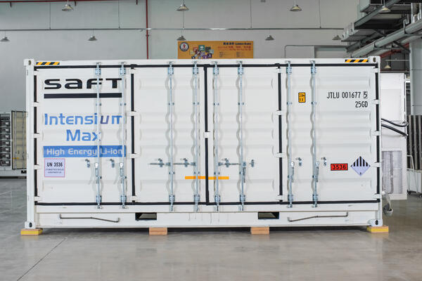 Batterisystemet er satt sammen av seks containere på 6 meter (20-fot). Batterileveransen til Longyearbyen vil være den største arktiske leveransen hittil. Systemet har en effekt på 6 Megawatt (MW) og kan lagre 7 Megawatttimer (MWh). (Foto: Saft)