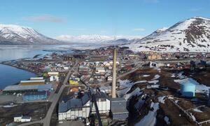 Dagens energiverk i Longyearbyen. Longyearbyen lokalstyre vedtok høsten 2021 at kullkraftverket skal stenges senest høsten 2023 og at det skal legges til rette for utslippsfri energiforsyning på Svalbard. (Foto: Longyearbyen lokalstyre)