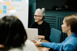 Arbeidsformen/modellen bidrar til en rekke gevinster for samfunnet og kan trolig bidra til helsegevinst som veier opp for kostnadene av tiltaket. Foto: cottonbro / Pexels