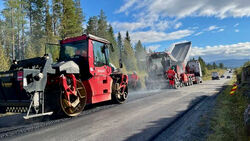 Illustrasjonsbilde. Asfaltering av E14 i Trøndelag. Uttesting av biogent bindemiddel høsten 2021. Foto: Ellinor Hansen.