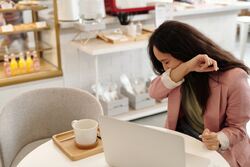 Råd 1: Arbeidsplassene i Norge er dyktige til å finne løsninger i fellesskap. Det blir ekstra viktig nå. Ha derfor tett kontakt med de ansatte, tillitsvalgte og verneombud. Finn ut hvordan dere best kan håndtere situasjonen sammen. Det kan gjøre arbeidet lettere. Foto: Edward Jenner / Pexels