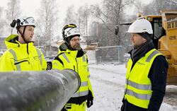 Asker kommune er først ut med å kjøpe fossilfrie rørsystem i Norge. Fra venstre prosjektansvarlig Einar Hoset, miljørådgiver Jonas Tautra Vevatne og salgs- og markedsdirektør i Pipelife, Jørn Fragge. Foto: Pipelife.