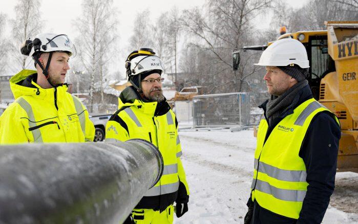 Asker kommune er først ut med å kjøpe fossilfrie rørsystem i Norge. Fra venstre prosjektansvarlig Einar Hoset, miljørådgiver Jonas Tautra Vevatne og salgs- og markedsdirektør i Pipelife, Jørn Fragge. Foto: Pipelife. Asker kommune er først ut med å kjøpe fossilfrie rørsystem i Norge. Fra venstre prosjektansvarlig Einar Hoset, miljørådgiver Jonas Tautra Vevatne og salgs- og markedsdirektør i Pipelife, Jørn Fragge. Foto: Pipelife.