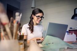 To av prosjektene inngår i de prioriterte livshendelsene i regjeringens digitaliseringsstrategi. Det gjelder Tverrsektoriell styring og utvikling av sammenhengende tjenester – hvordan lykkes vi?, og Fra informasjonsjungel til skreddersydd informasjon og løsninger for ditt enkeltpersonsforetak. Foto: Andrea Piacquadio / Pexels
