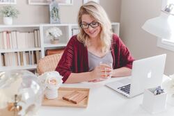Hjemmekontoret har satt den viktige, emosjonelle tilhørigheten og lojaliteten til arbeidsgiver under press, skriver Torgeir Flatjord. Foto: Paige Cody / Unsplash