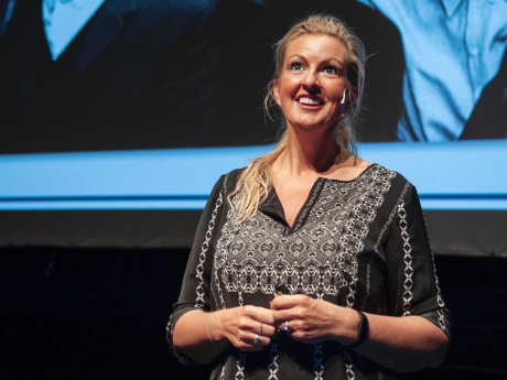 Solfrid Flateby er en av Norges mest populære foredragsholdere innen blant annet ledelse, HR og kommunikasjon. I 2018 og 2019 ble hun utropt til «Årets kvinnelige taler» i Norge av Talerlisten.no. Foto: Susanne Sivertsen