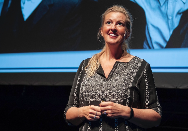 Solfrid Flateby er en av Norges mest populære foredragsholdere innen blant annet ledelse, HR og kommunikasjon. I 2018 og 2019 ble hun utropt til «Årets kvinnelige taler» i Norge av Talerlisten.no. Foto: Susanne Sivertsen