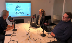 Programleder Kjell Erik Saure (f.v.) har besøk av Berit Sund og Pål Molander i ukas episode av KS-podden