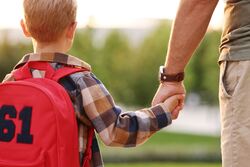 Trygge skoleveier og trafikkopplæring for barn og unge er viktige tiltak for å bedre sikkerheten for de yngre aldersgruppene.Ill.: Shutterstock.