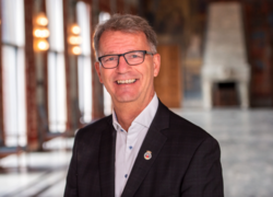 Vi bør alle sammen tenke på hvordan vi skal snakke med våre nærmeste og bidra til mer åpenhet. Prøv å være åpne om det dere tenker på og bruk de lavterskeltilbudene som er, sier Robert Steen, byråd for helse-, eldre- og innbyggertjenester i Oslo kommune. Foto: Sturlason