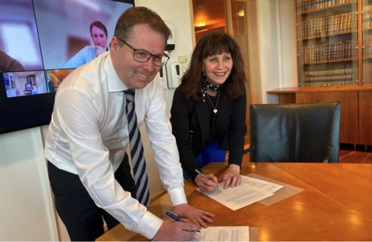 Andre nestleder i KS, Jenny Følling, undertegnet avtalen sammen med statsråd Bjørn Arild Gram. Foto: KDD