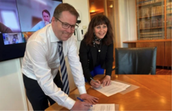 Andre nestleder i KS, Jenny Følling, undertegnet avtalen sammen med statsråd Bjørn Arild Gram. Foto: KDD