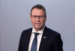 – Vi jobber nå med første versjon av en digital dødsboløsning. Selv om den ikke vil løse alle utfordringer, vil den gi etterlatte en bedre oversikt den avdødes økonomiske forhold, sier kommunal- og distriktsminister Bjørn Arild Gram. Foto: Trond A. Isaksen.