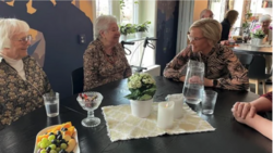 Helse- og omsorgsminister Ingvild Kjerkol møter beboerne Kari (t.v.) og Esther på Seniorhuset i Pastor Fanges vei under lanseringen av reformarbeidet. Foto: Helse- og omsorgsdepartementet