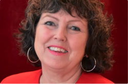 Ut fra den daglige kontakten med eldre er det tydelig for Seniornett at frustrasjonen over det digitale samfunnet og kompliserte løsninger, er stor, sier generalsekretær Kristin Ruud i Seniornett. Foto: Seniornett
