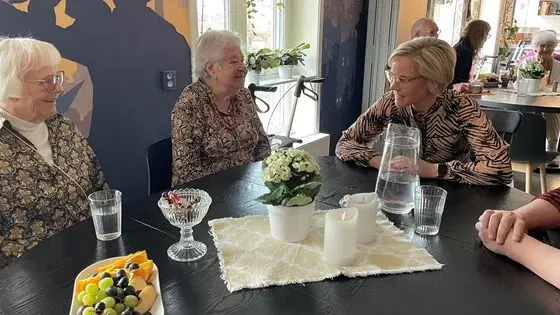 Kjerkol møter beboerne Kari (t.v.) og Esther på seniorhuset i Pastor Fanges vei under lanseringen av reformarbeidet denne uken. Foto: Helse- og omsorgsdepartementet. Kjerkol møter beboerne Kari (t.v.) og Esther på seniorhuset i Pastor Fanges vei under lanseringen av reformarbeidet denne uken. Foto: Helse- og omsorgsdepartementet.