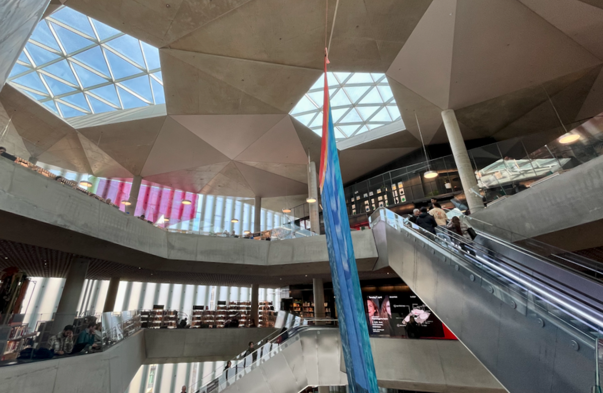 Det er mye spenstig arkitektur på møteplassen Deichman Bjørvika. Foto: Torbjørn Vinje