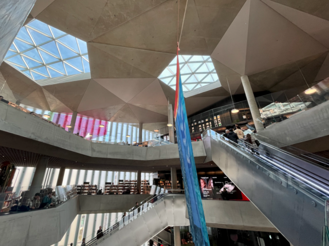 Det er mye spenstig arkitektur på møteplassen Deichman Bjørvika. Foto: Torbjørn Vinje