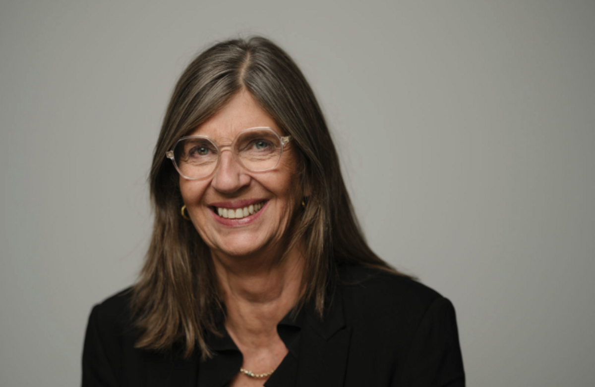 Eldre kvinne med langt hår hengende rett ned.