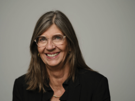 Eldre kvinne med langt hår hengende rett ned.