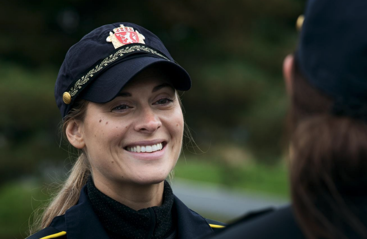 Omkamper om beslutninger i profesjonskulturer, som politi, helsevesen og akademia er ikke sabotasje, men symptomer på strukturelle utfordringer, skriver Frank Gran. Illustrasjonsfoto: Fra politiets årsrapport 2021. Politikvinne, smilende.