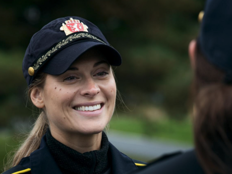 Politikvinne, smilende.