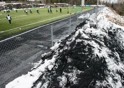 Gummigranulat er en stor kilde til utslipp av mikroplast. |Foto: Bård Bredesen / Naturarkivet.no