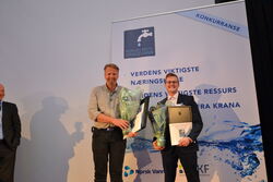 Møre og Romsdals beste drikkevann 2022, her ved glade og stolte vinnere: Dag Søvik, enhetsleder, Rauma kommune og Sondre Rokstad Grimsmo, avd.ing., Tingvoll kommune.