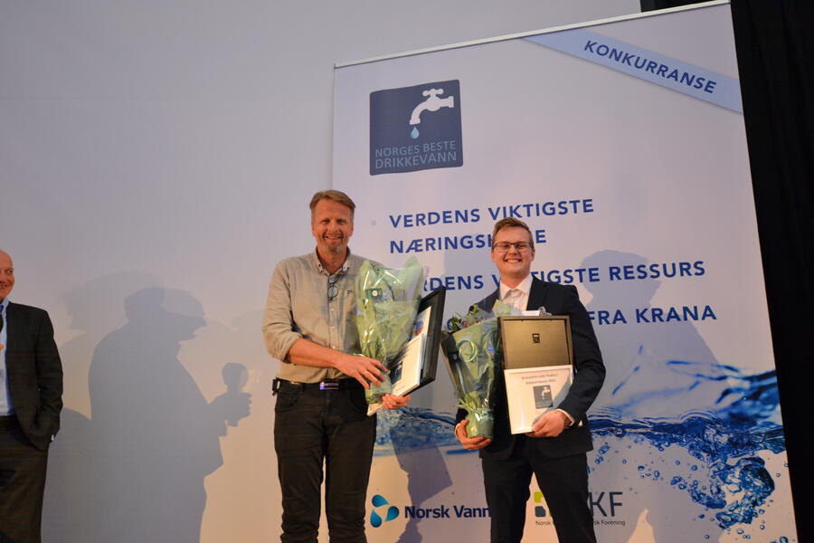 Møre og Romsdals beste drikkevann 2022, her ved glade og stolte vinnere: Dag Søvik, enhetsleder, Rauma kommune og Sondre Rokstad Grimsmo, avd.ing., Tingvoll kommune.