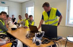 Prosjektleder Bjørnar Gundersen og noen av arbeidslivsfagelevene. I bakgrunnen, Øystein Vassgård fra Molde eiendom KF. Foto: Molde kommune