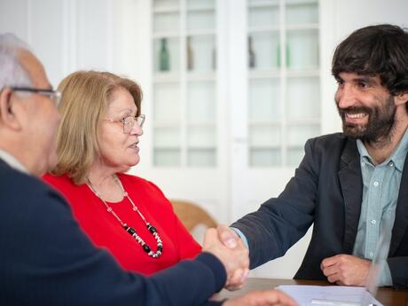 Begynn med å uttrykke hensikten for møtet, og minn personen på at du er der for å lytte, forstå opplevelsen deres og for å se om det er noe du kan gjøre for å forbedre den, skriver Cecile Hammernes i Ledernytt. Foto: Kampus Production / Pexels.