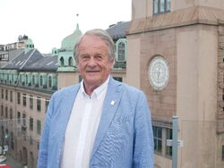 Jan-Egil Clausen bærer hederstegnet (pin på jakkeslaget) han fikk under landsmøtet i Brumunddal i mai. Foto: Sindre Haarr
