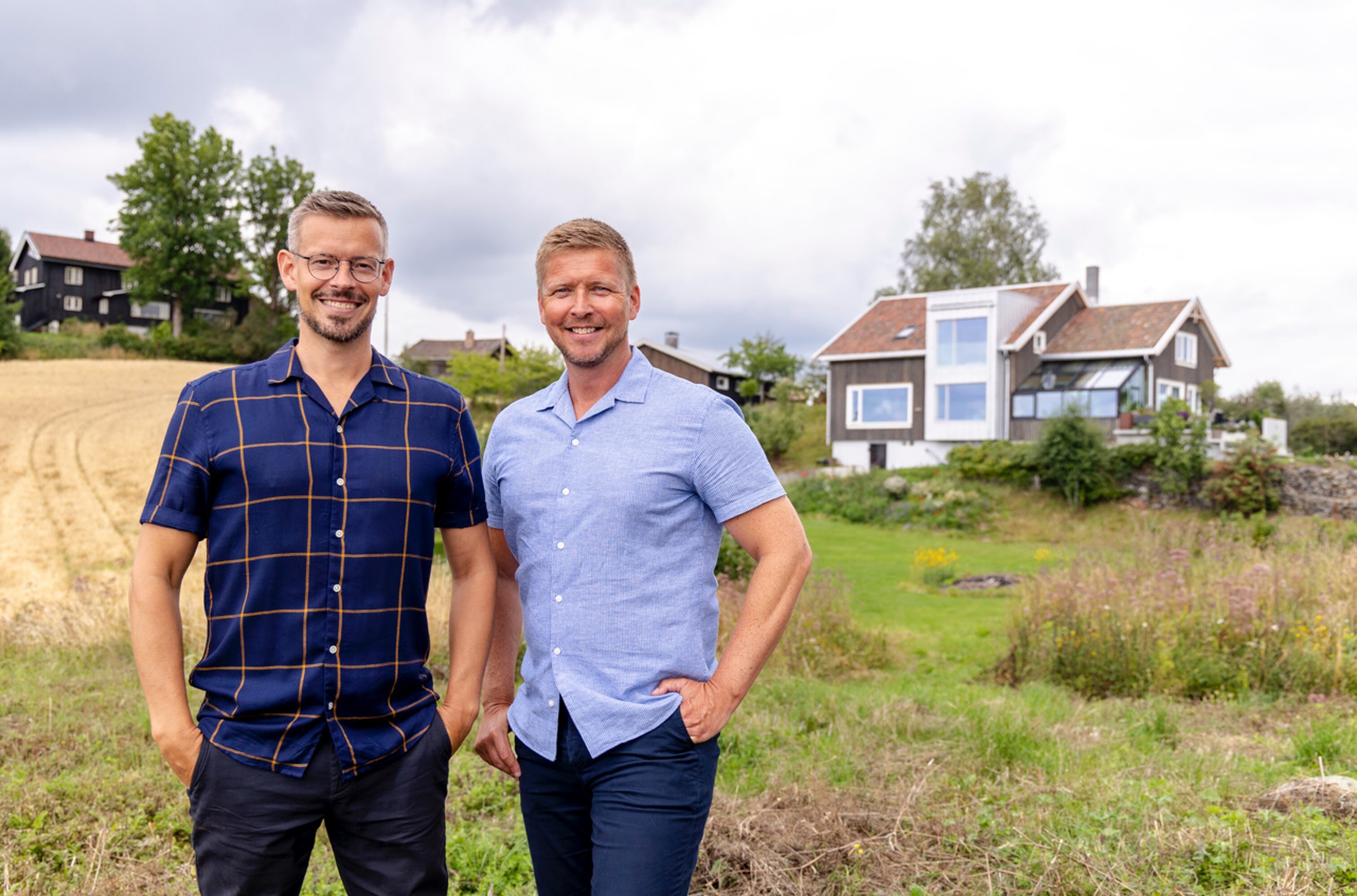 Vinnere av byggeskikkprisen 2020–2021: Anders Røyneberg og Erik Schjerven, foran sitt restaurerte hus.