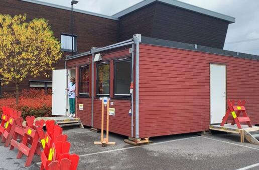 Utenfor Lunner og Gran legevakt er det satt opp brakker for koronatesting. Foto: Svein Svartaas/Gran kommune Teststasjonen på Lunner og Gran legevakt. Foto: Svein Svartaas/Gran kommune