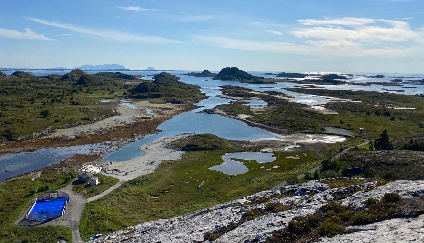 Oversiktsbilde mot sør fra Innerøyfjellet i Øksningan, Herøy kommune