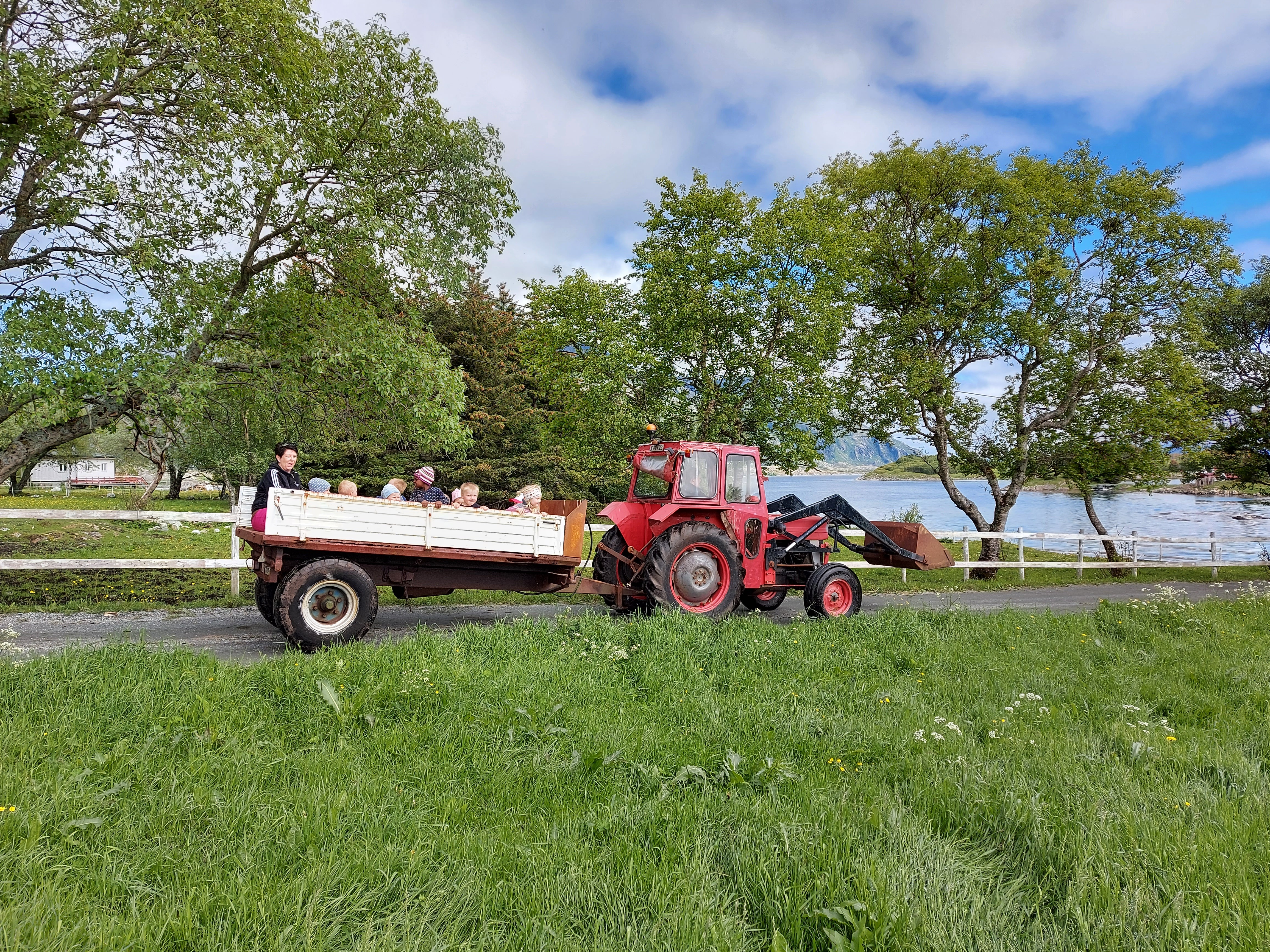Herøy barnehage på Morskogen gård 2022_traktorkjøring med vogn