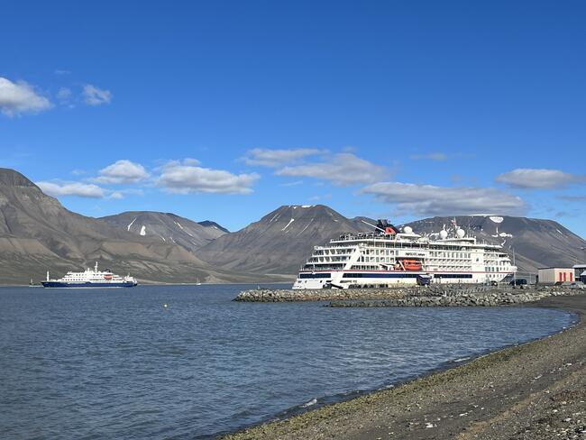 Longyearbyen havn, som eies og driftes av Longyearbyen lokalstyre, er byens turisthavn.