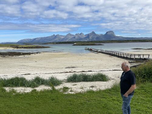 Strendene på Tenna best i Nordland_ny strand med Arne