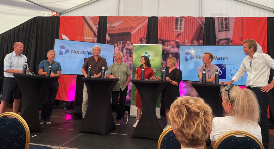 Hele panelet med Norsk Vann, KS, Venste, MDG, Arbeiderpartiet, NKF og Høyre. Foto: Sindre Haarr