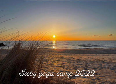 Solnedgang over vannet med tekst