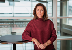 Det å ha noen til stede ved siden av seg i organisasjonen gir en mer kontinuerlig dialog, sier Kristin Skogen Lund, konsernsjef i Schibsted. Kunnskapen blir mye mer praktisk orientert, og vil sitte bedre. Foto: Schibsted.