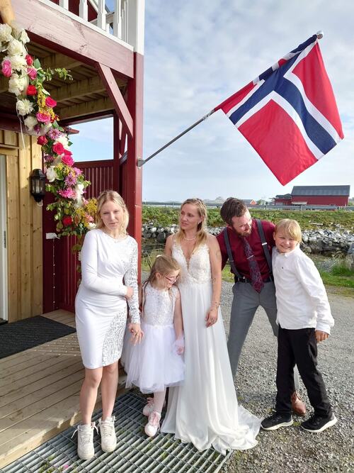 Historisk bryllup i Sandsundvær_utenfor kystferien