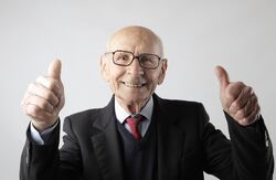 Vi har alle et ansvar for å inkludere og ikke diskriminere, og negative holdninger til eldre ser ut til å finnes overalt i samfunnet. Men på arbeidsplassen må arbeidsgiveren ta roret, og tillitsvalgte er viktige støttespillere i dette arbeidet, skriver ­Lise Lyngsnes Randeberg. Foto: Andrea Piacquadio / Pexels