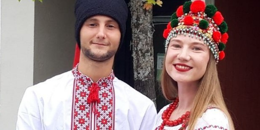Ukrainsk gutt og jente med folkedrakter Ukrainsk gutt og jente med folkedrakter