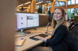 Som AI-trenere må vi lese og kartlegge de stedene kundene faktisk trenger å snakke med et menneske. De kundene som sitter fast med en chatbot som ikke har medfølelse – der må vi følge med, være på tilbudssiden og sette over til noen som kan hjelpe mer, sier Marthe Langberg Johannessen. Foto: SpareBank1 SR-Bank