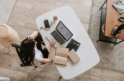 Kunsten for arbeidsgiverne blir å finne riktig form på hybride arbeidsformer. Foto: Vlada Karpovich / Pexels